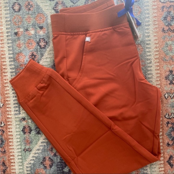 NWT FIGS SCRUB JOGGERS IN AUBURN - Picture 4 of 5